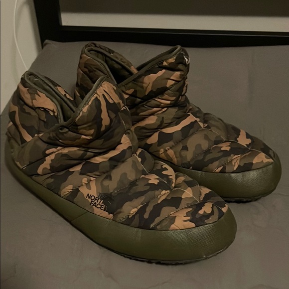The North Face Men\'s Camouflage Slippers